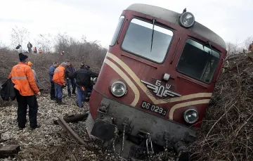 Влак се удари в скала, спряно е движението по трасето