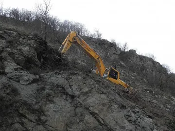 Бавят укрепването на свлачище, „захапало" 4 къщи