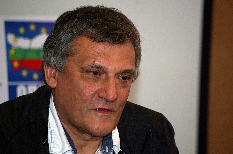 Правят отделна бус лента по Канала от "Граф Игнатиев" до Орлов мост