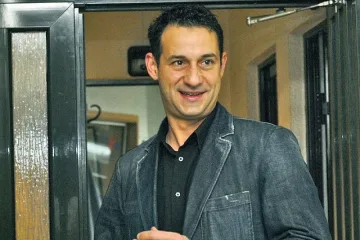 Камен Во отказва да плува, Петко не ще чорапогащник