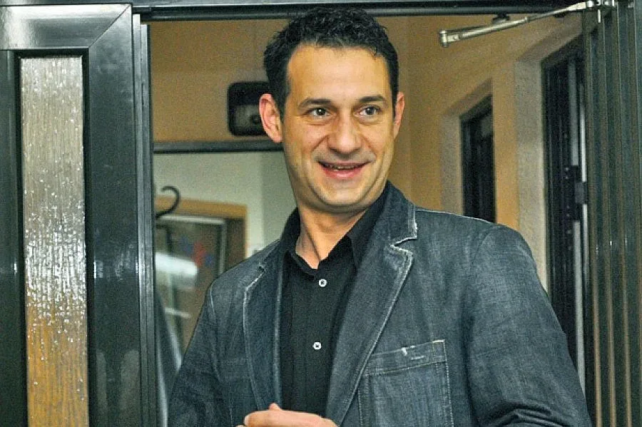 Камен Во отказва да плува, Петко не ще чорапогащник