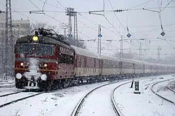 Скала падна върху влак, превозват пътници