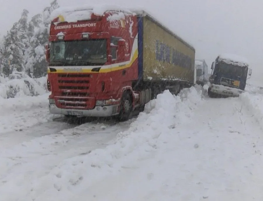 Забраняват преминаването на ТИР-ове през "Предел"