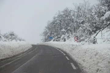 Родопите бедстват трети ден