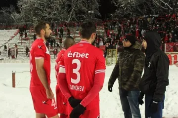 ЦСКА кани Любо Пенев при гаф в Коматево
