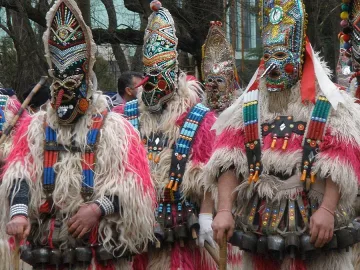 Голи кукери играха хоро насред виелицата