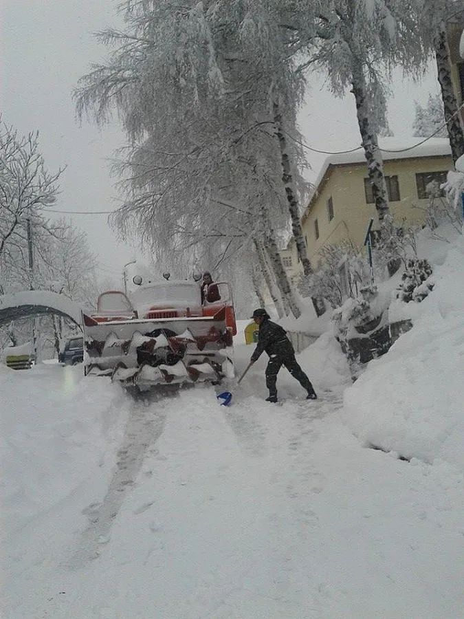 Обилният сняг затвори проходите Превала и Печинско