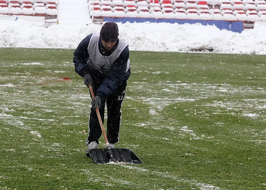 Отложиха Пловдивското дерби заради снега