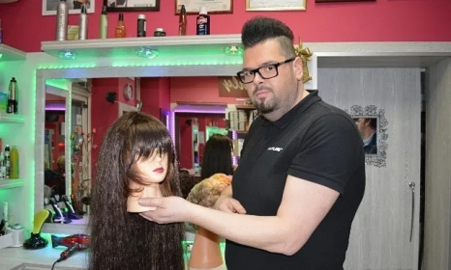 Коафьор от Града на розите дарява онкоболни за 8 март