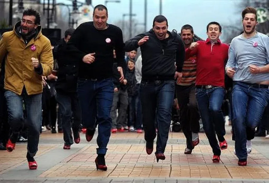 Мъже на токчета се изправят срещу насилието