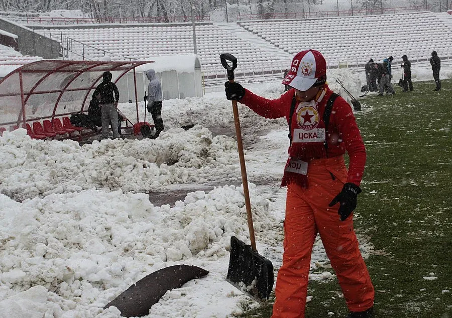 Лавина отнесе "А" и "Б" група