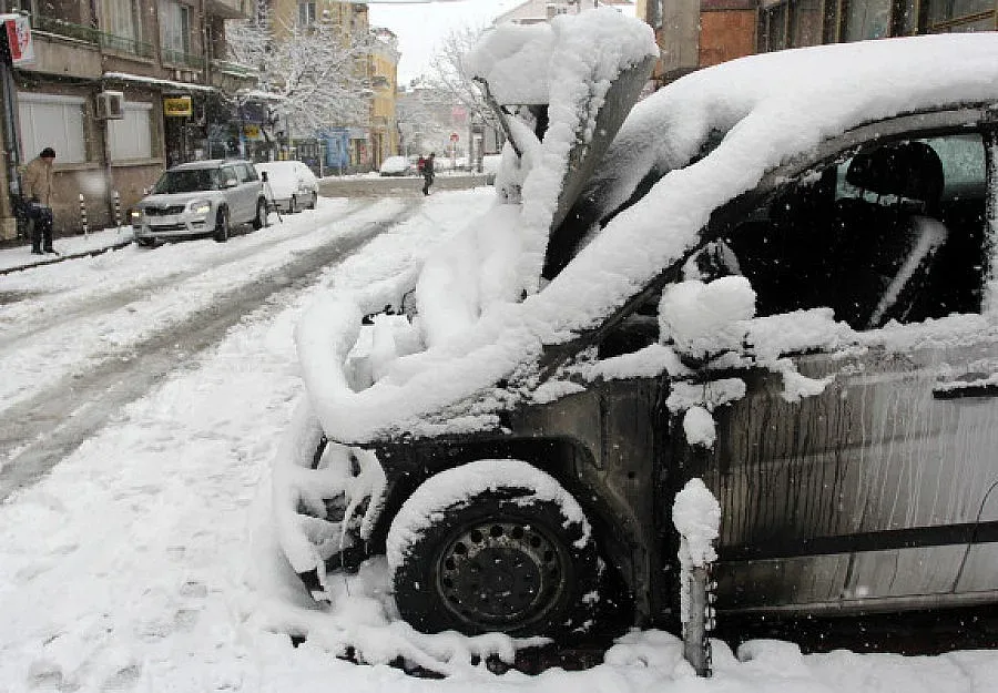 Неизвестни разбили колата на Местан преди палежа