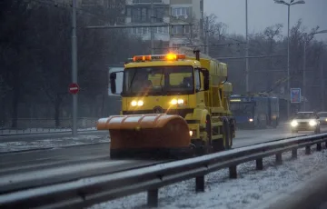 Снежен ад прекъсна влаковете в шест участъка