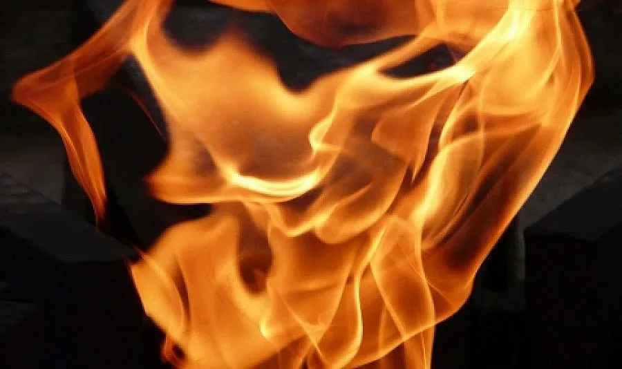 Запалиха микробус пред централата на ДПС