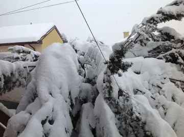 Зимата се връща, хиляди са без ток 
