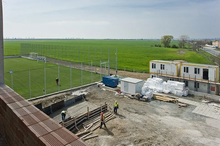 Продават за 672 бона база на "акулите"