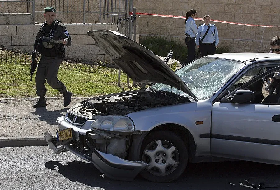 Палестинец атакува с колата си израелски полицаи
