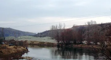 Румънец обърна тир край река Струма