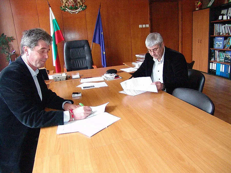 Областният управител подписа първия договор за безплатно саниране