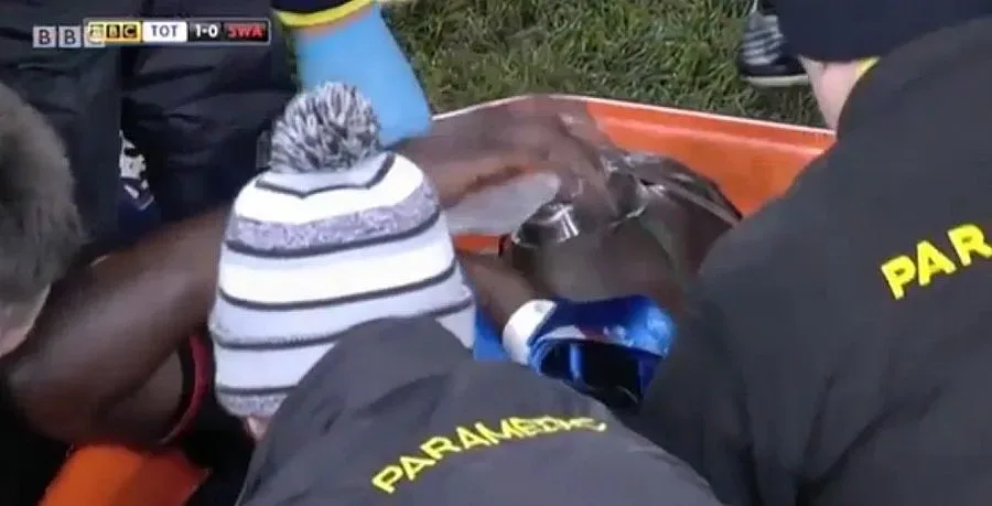 Гомис колабира по време на мача с "Тотнъм" (ВИДЕО)