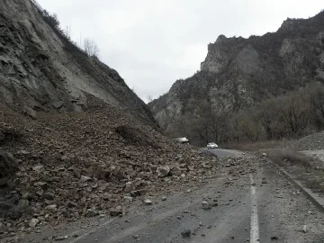Свлачище затвори пътя край Кресна