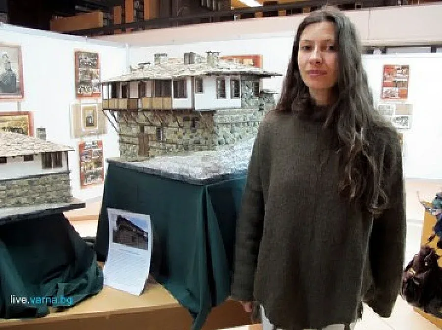 Майсторка реди нова изложба на мини възрожденски къщи