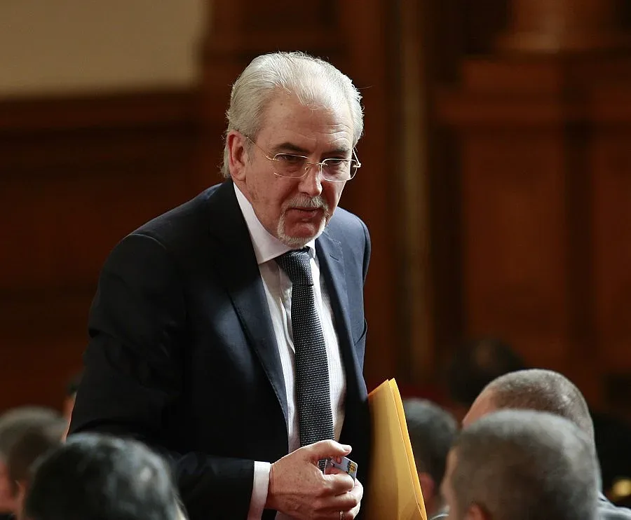 Местан: Оставката говори за проблем 