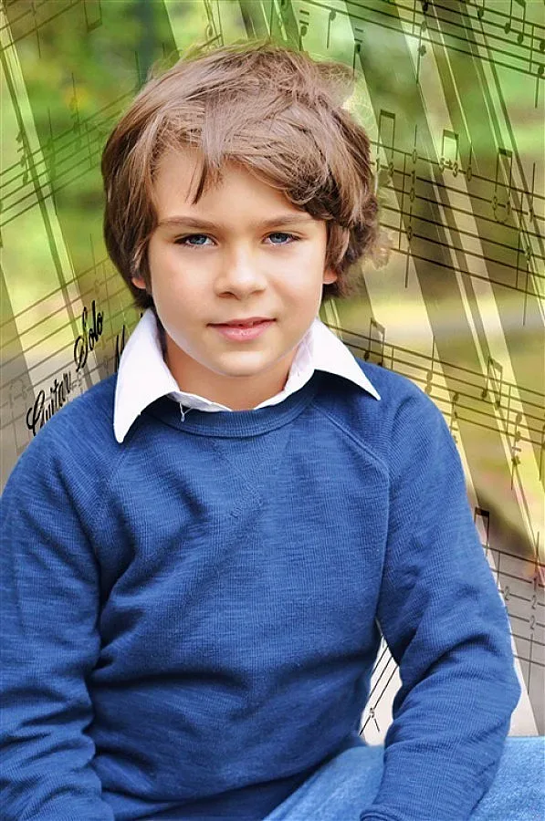 Песента на Виктор след химна в Трън