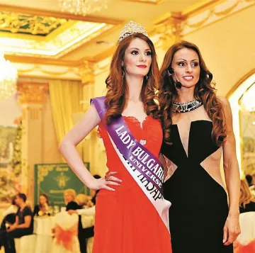 Напористи дами дефилираха с мисия