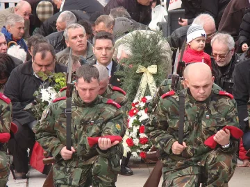 Вигенин поднесе цветя за 3 март в Благоевград