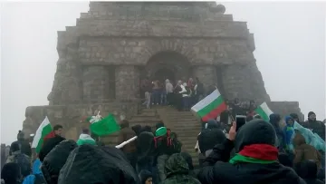 Ураганният вятър не уплаши поклонниците пред героите на Шипка