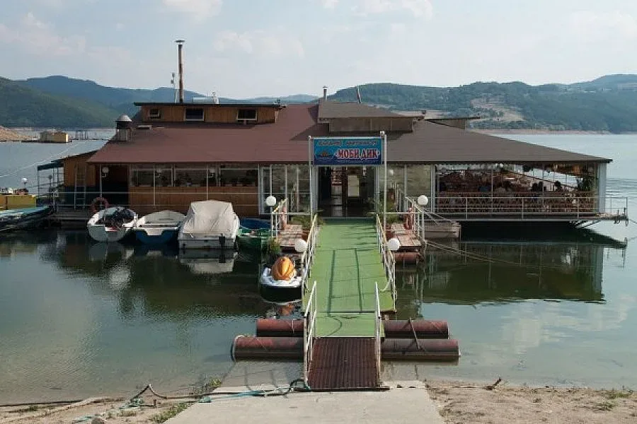 Собственици на заведения край яз. Кърджали срещу премахване на изградена вече стена