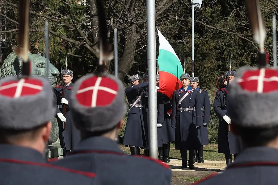 Чест и почит пред българското знаме на Незнайния войн