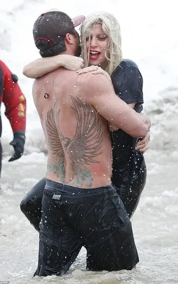 Лейди Гага и Винс Вон с ледено гмуркане (ВИДЕО)
