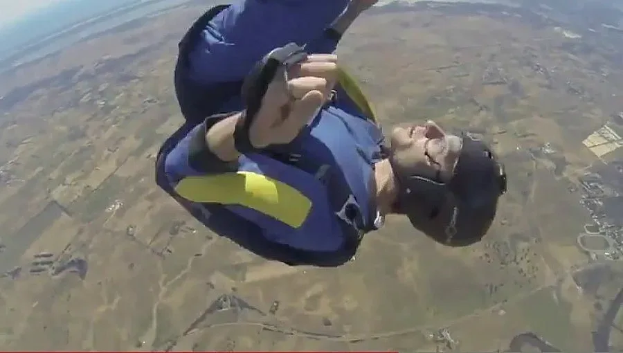 ВИДЕО: Скайдайвър оцелява след епилептичен пристъп във въздуха