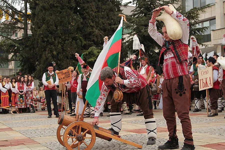 Кукери прогониха злото и възвестиха пролетта