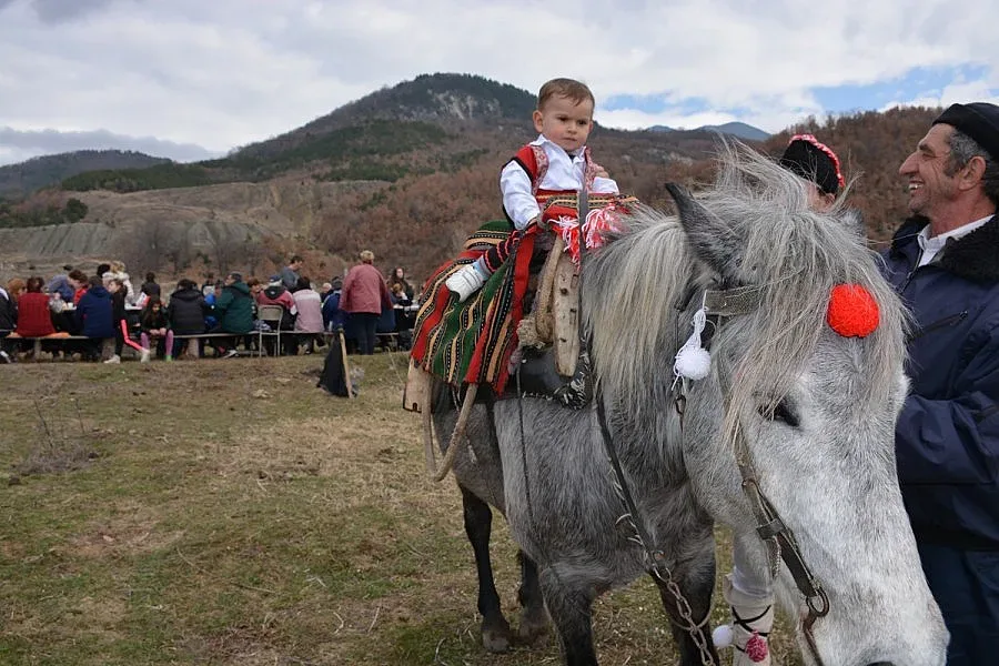 Хлапе на годинка стана атракция на кушиите в Симитли