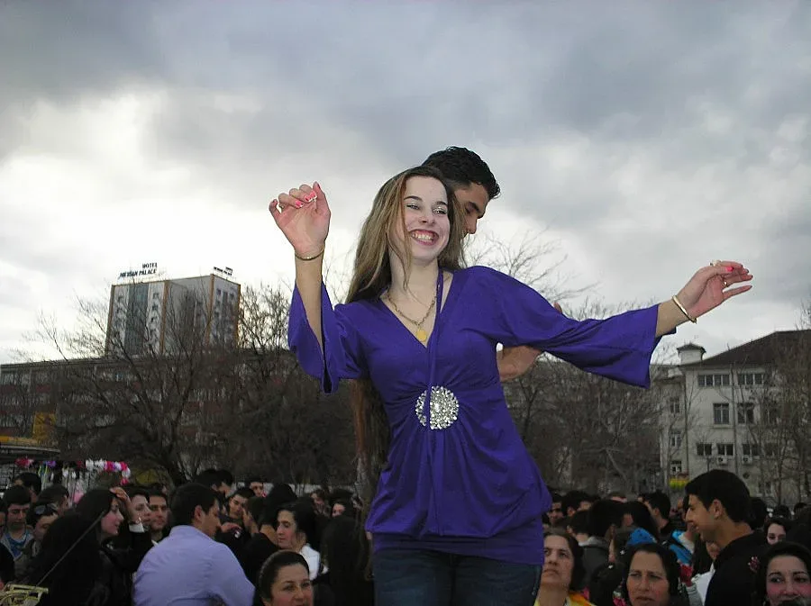 Тайнствена фирма печели покрай пазара на булки-калайджийки