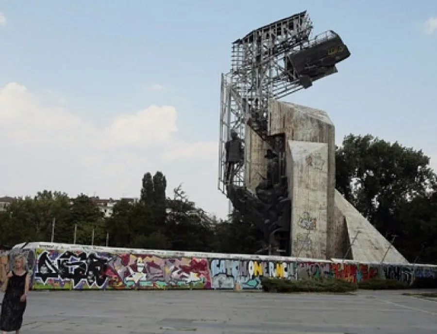 Мъж стресна МВР, искал да се самоубие пред НДК