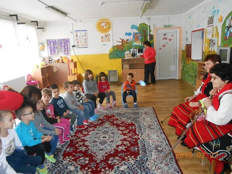 Баба Марта закичи с мартеници децата в три села