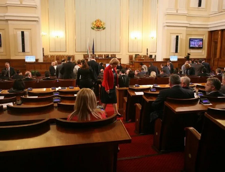 Плащат 630 хил. лв. за парно и вода на депутатите