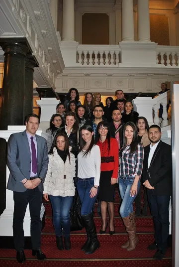 Депутат заведе студенти в парламента