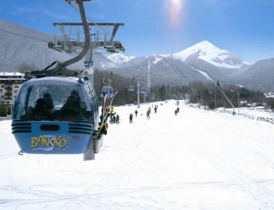 Вандали запалиха лифт на Банско