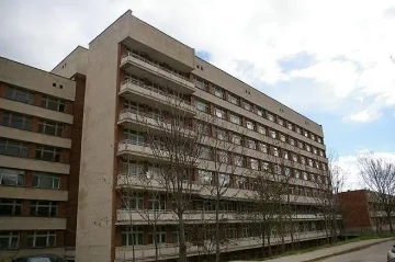 Жена се блъсна в кола, докато гони рейс