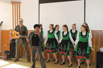 Американски дипломат пя и танцува с ученици в Кърджали 