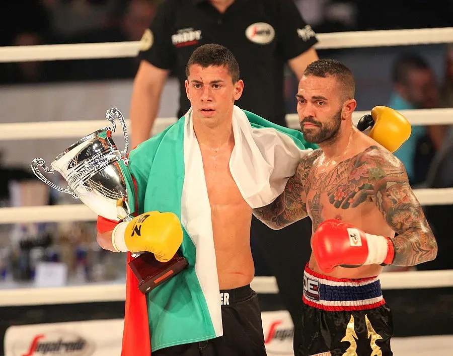 Легендарният Шилт награди шампиона по кикбокс в София