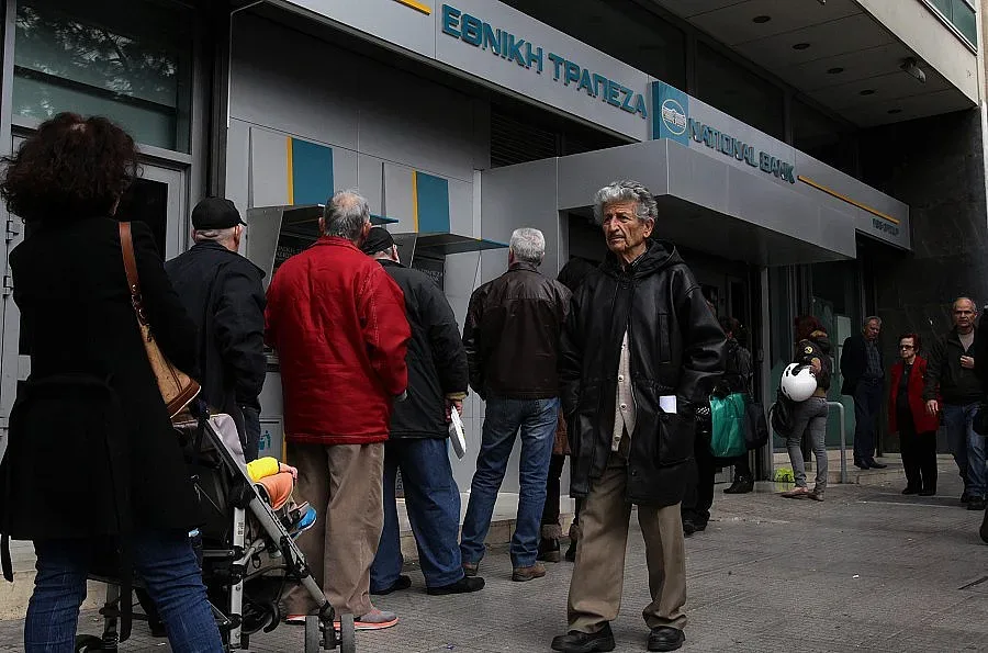 Гърците си връщат парите в банките