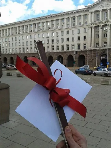 Млади социалисти от Перник подариха винкел на президента
