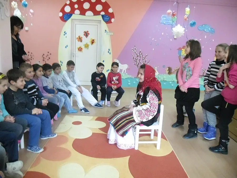 Баба Марта зарадва деца в забавачка