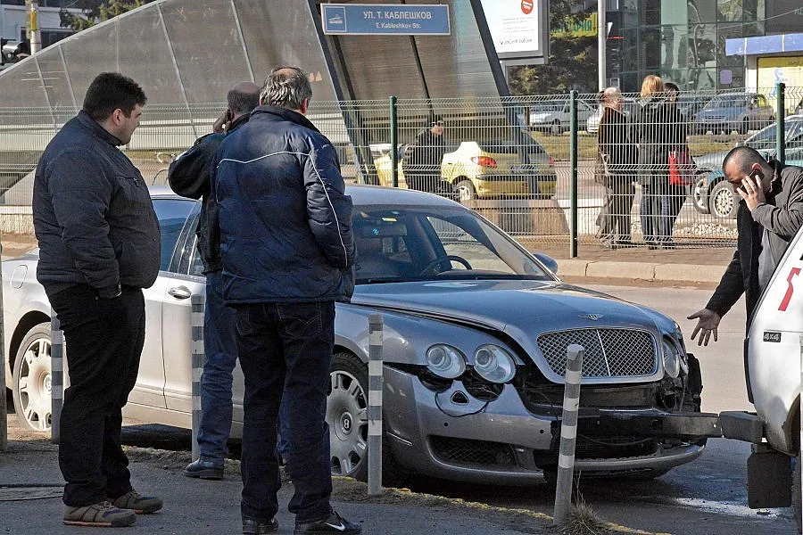 Сблъсък: "Бентли" се потроши в травмай